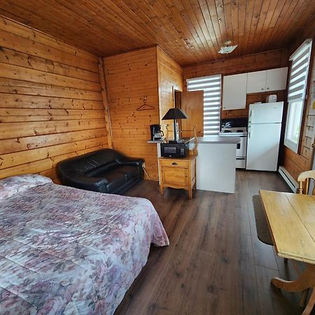 Motel Et Chalets Bo-Fleuve Evangeline Saint-Siméon Exterior photo