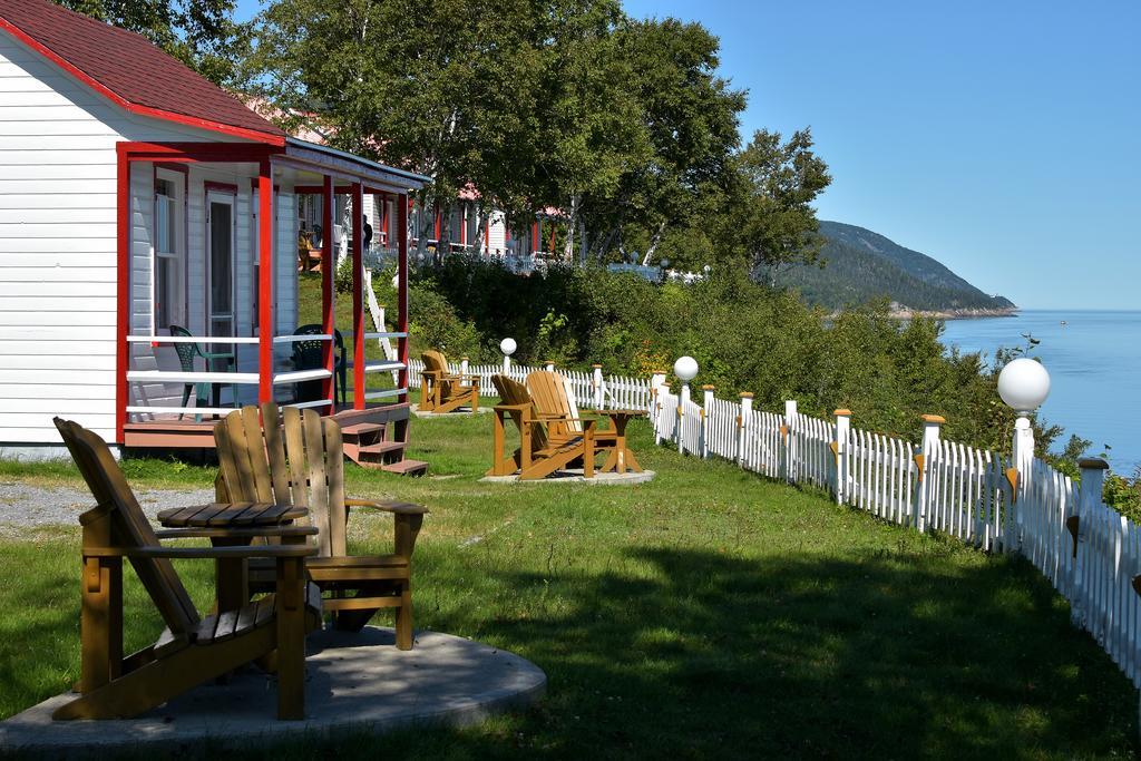 Motel Et Chalets Bo-Fleuve Evangeline Saint-Siméon Exterior photo