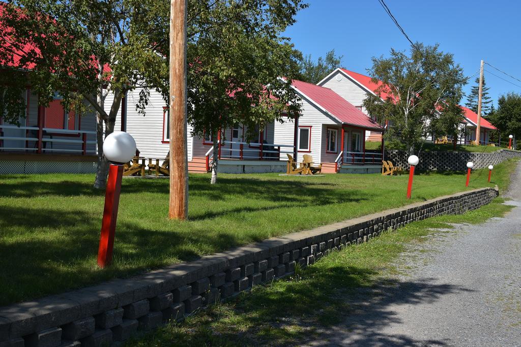 Motel Et Chalets Bo-Fleuve Evangeline Saint-Siméon Exterior photo