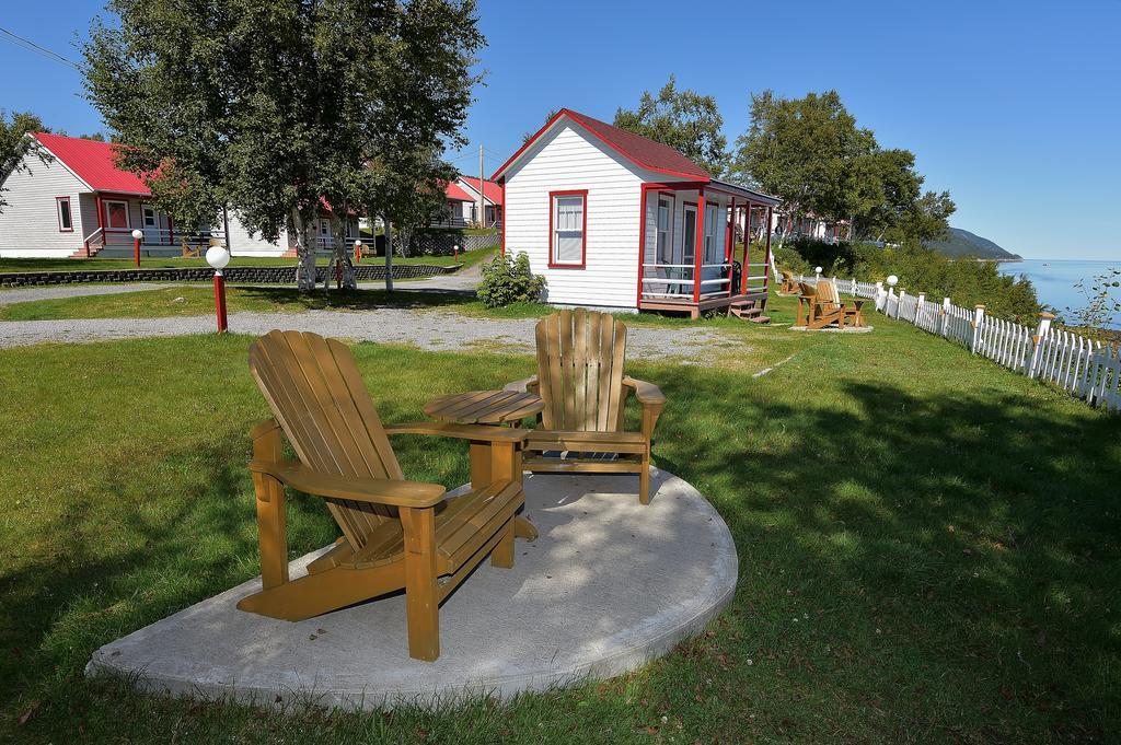 Motel Et Chalets Bo-Fleuve Evangeline Saint-Siméon Exterior photo