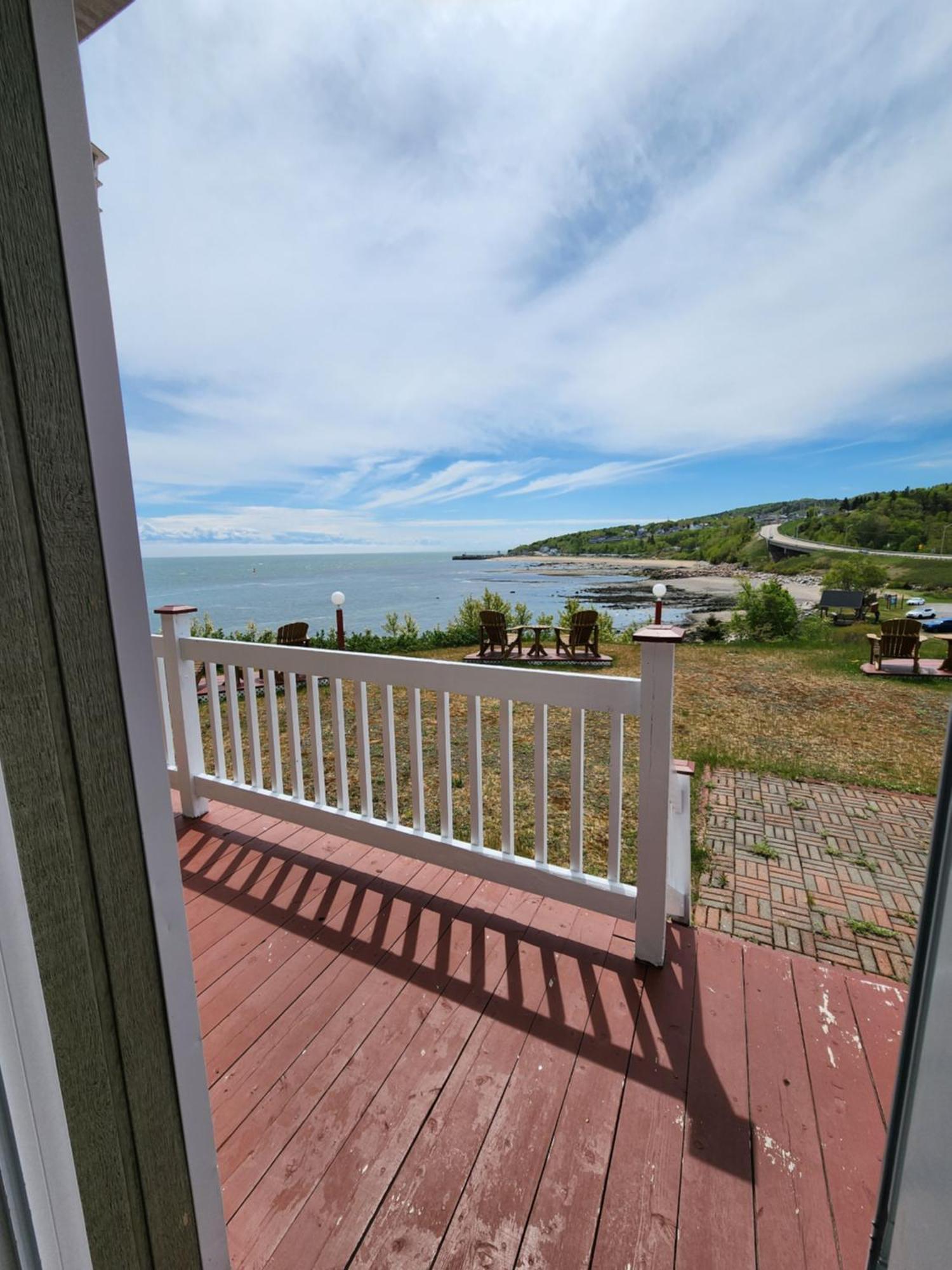 Motel Et Chalets Bo-Fleuve Evangeline Saint-Siméon Exterior photo