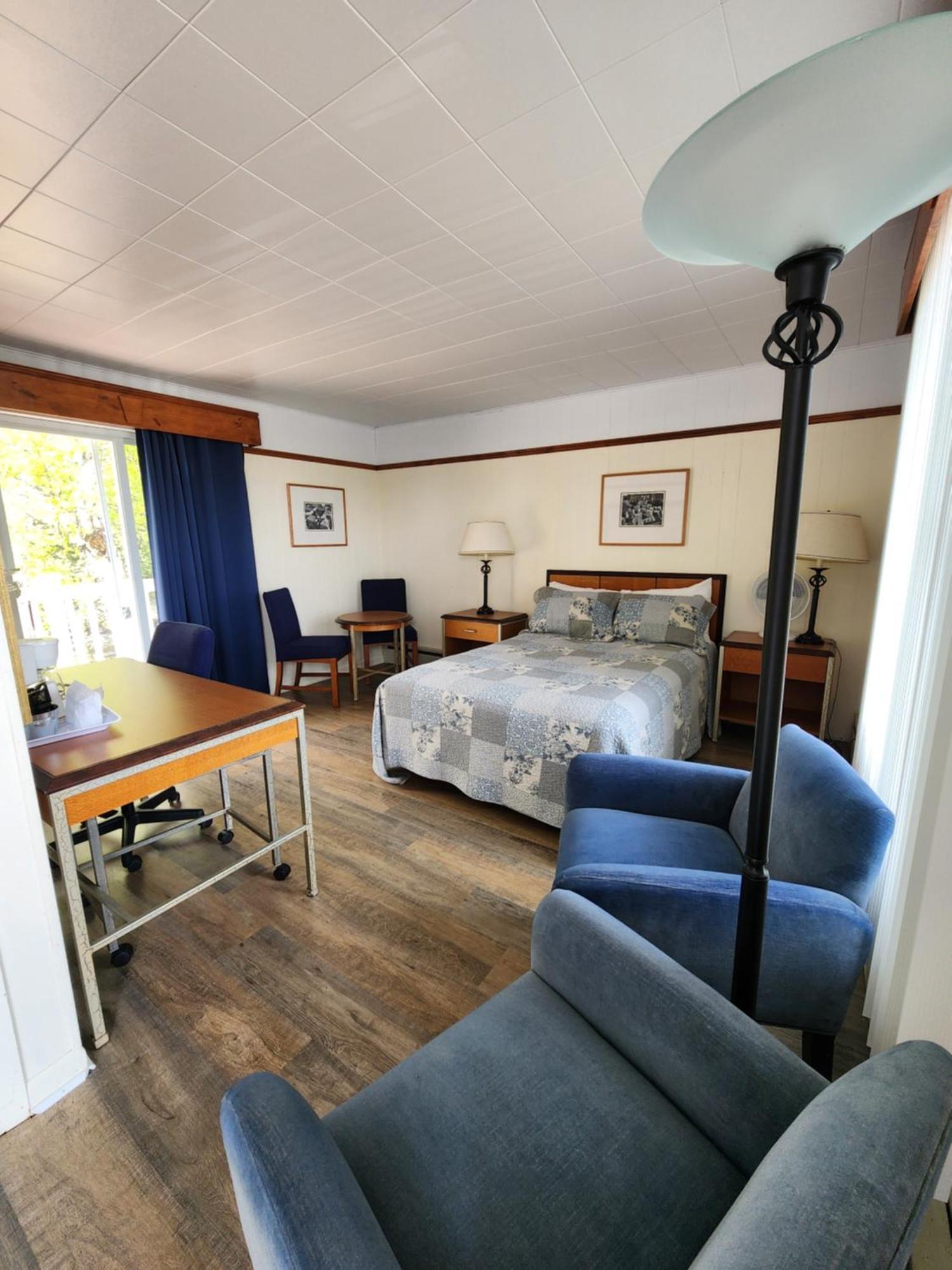 Motel Et Chalets Bo-Fleuve Evangeline Saint-Siméon Exterior photo