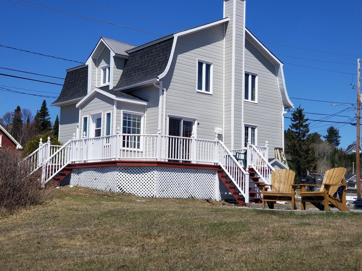 Motel Et Chalets Bo-Fleuve Evangeline Saint-Siméon Exterior photo
